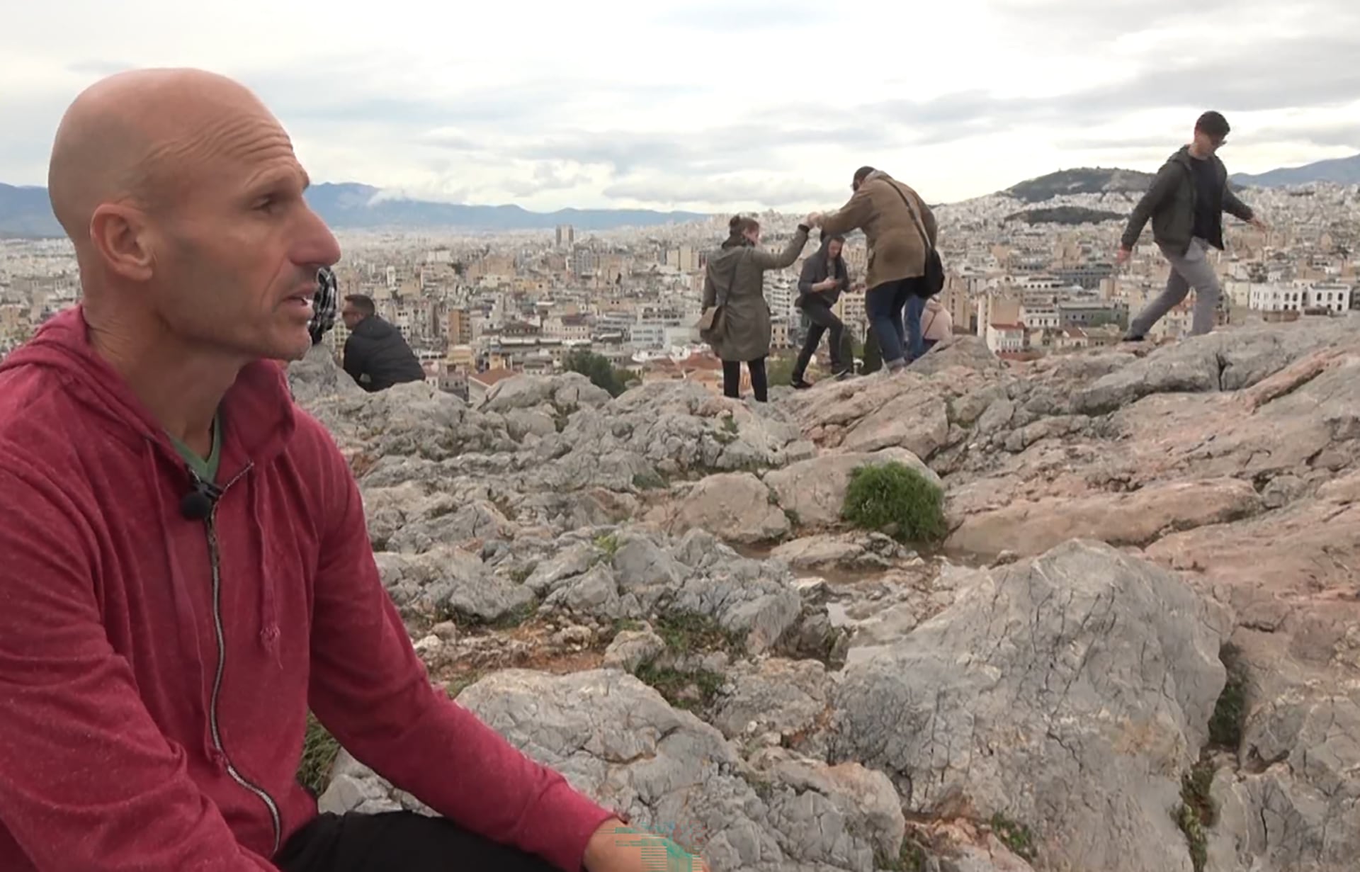 El argentino en el aescenso a uno de los montes que rodean Atenas (@correcaminosturismo)