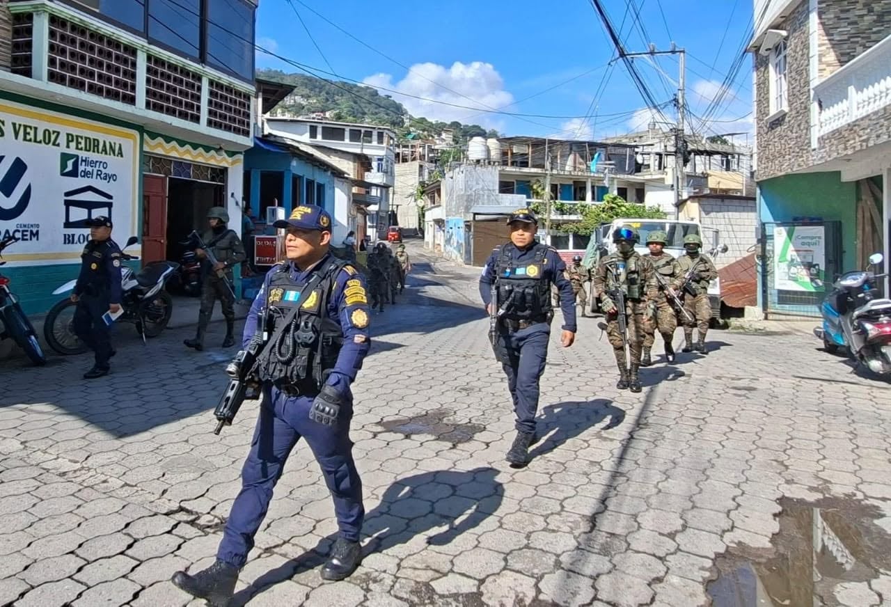 La Policía Nacional Civil retiró 14 cámaras ilegales de videovigilancia en las aldeas Cuchilla y El Carmen de Santa Catarina Pinula. (PNCdeGuatemala)