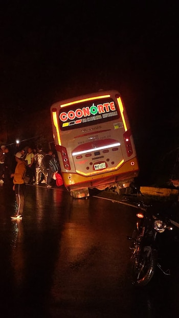 Una bus de Coonorte se accidentó en el alto de Matasanos, Antioquia - crédito redes sociales