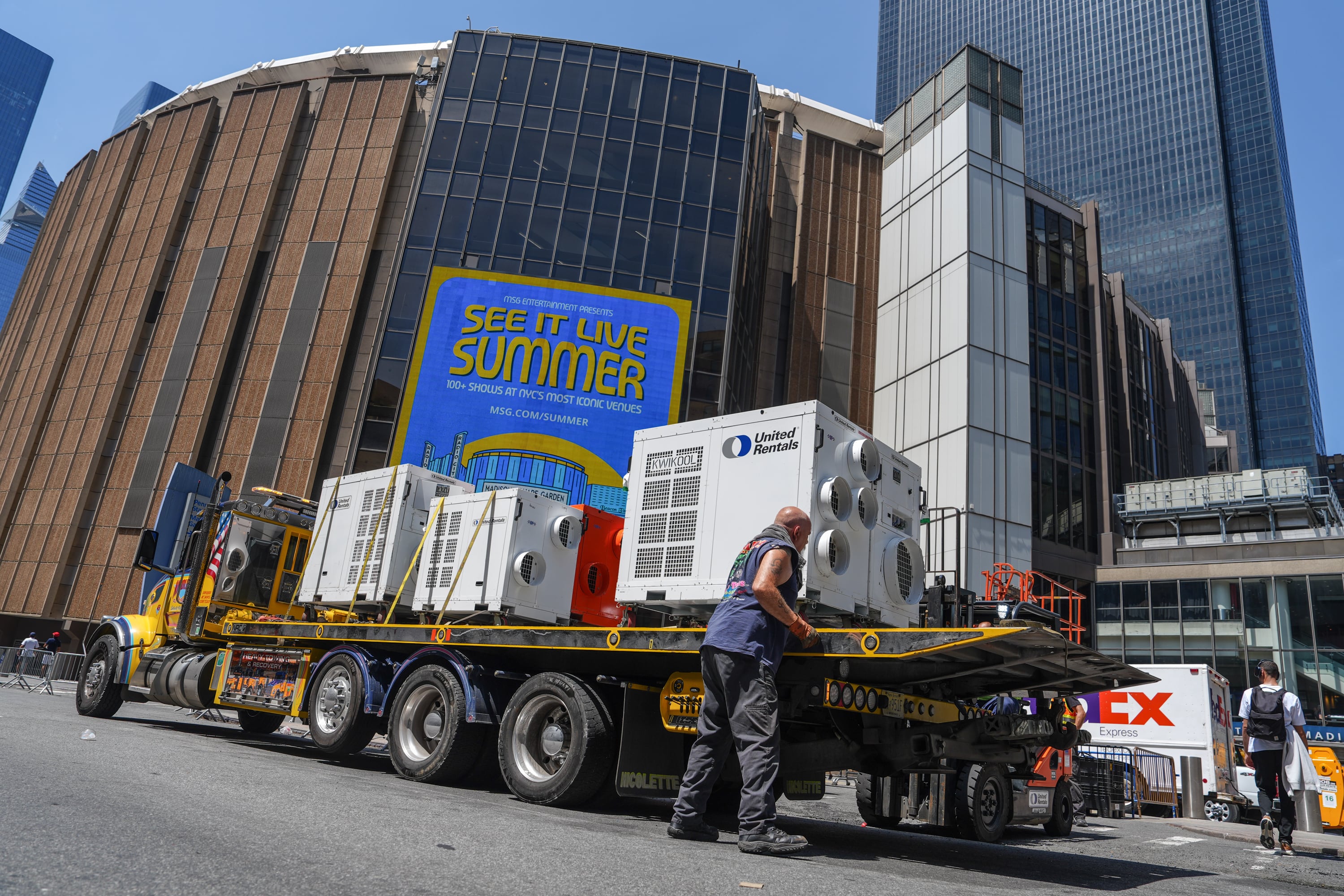 Un trabajador descarga unidades de aire acondicionado portátiles afuera del Madison Square Garden antes de la reportada boda entre la cantante Taylor Swift y el jugador de la NFL Travis Kelce, el jueves 2 de julio de 2026, en Nueva York (AP/Ryan Murphy)