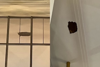 Un orificio alargado en un panel interior y un agujero circular en una sección de techo blanco