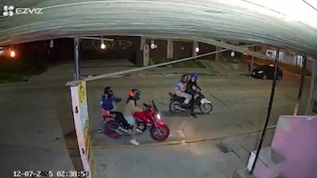 Video: dos turistas escaparon de