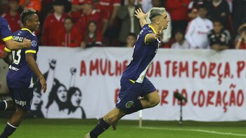 Agustín Sández festeja el gol