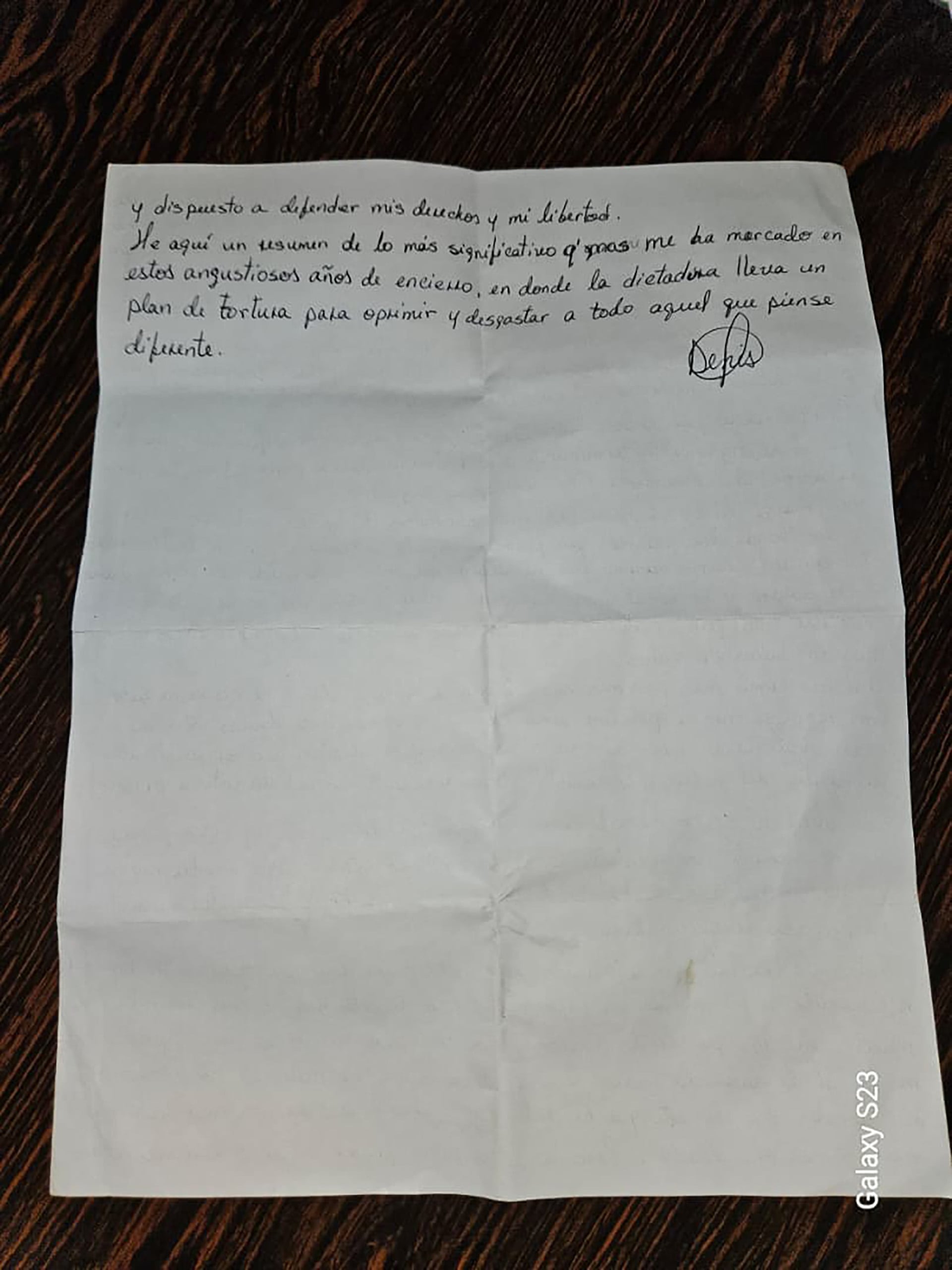 El cierre del manuscrito de cuatro páginas que Denys Hernández Ramírez envió a Prisoners Defenders (Prisoners Defenders)