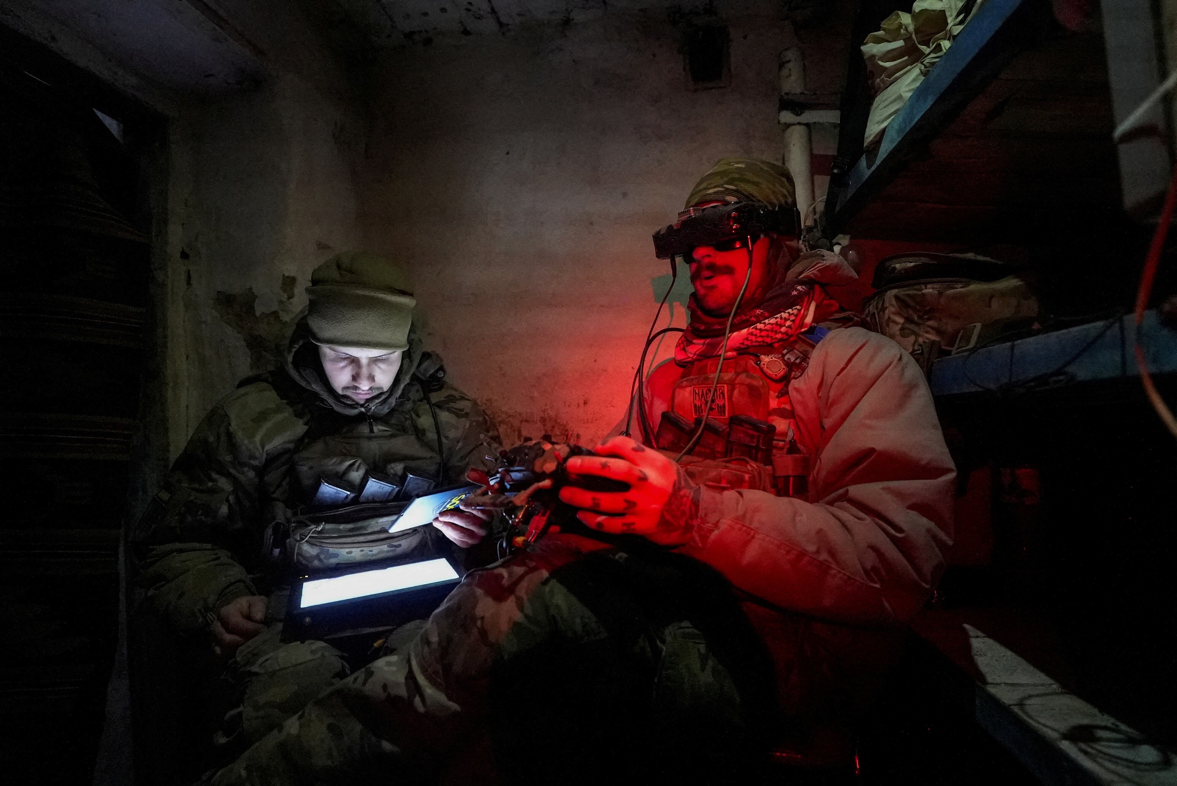 Militares ucranianos de la Brigada Rarog operan un dron FPV cerca de Horlivka, Donetsk. En el frente, los operadores de drones se convirtieron en una de las funciones más críticas de cada unidad (REUTERS/Inna Varenytsia/archivo)