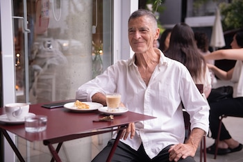 El relato muestra cómo una