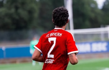Juan David Posada, defensa central colombiano, juega en el FC Bayern Pathway con el número 2 en la espalda - crédito @fcbayernpathway/Instagram