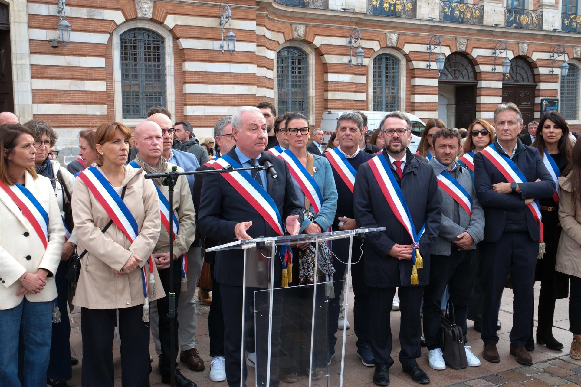 Alcaldes de Francia condenan los ataques a instituciones y convocan movilizaciones en apoyo a Ayuntamientos