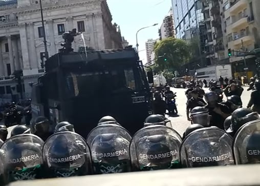 El camión hidrante se acercó al vallado para disipar a los manifestantes