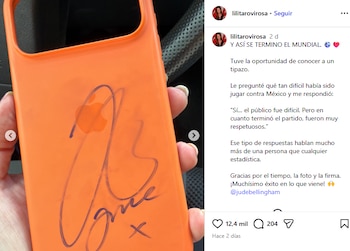 Además de la selfie y los gestos de cordialidad, el astro del Real Madrid le regaló su firma en su teléfono a la aficionada mexicana. (Crédito especial: Instagram/lilitarovirosa)
