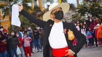 La escarapela peruana: una fusión