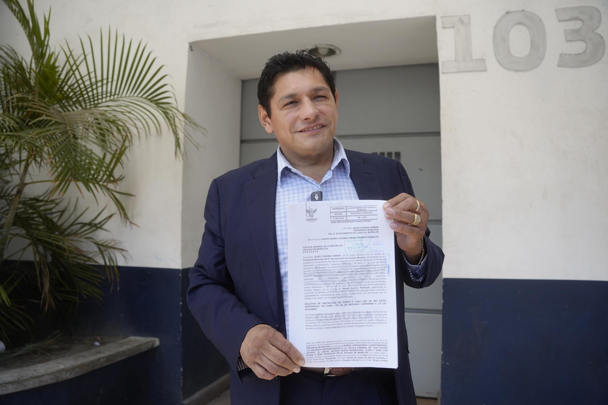 Fotografía del alcalde cuando acudió ante la FGR para denunciar amenazas del CJNG en el mes de abril de 2026. (Facebook Jesús Corona Damián)