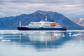 Foto no fechada entregada por Oceanwide Expeditions que muestra al barco m/v Hondius, en el mar. (Oceanwide Expeditions via AP)