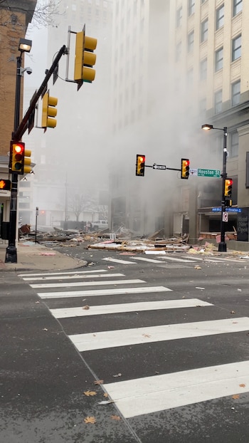 El humo se eleva tras