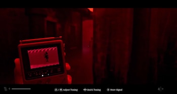 Una mano sostiene un televisor portátil con pantalla roja en un pasillo oscuro iluminado de rojo, con controles de juego en la parte inferior
