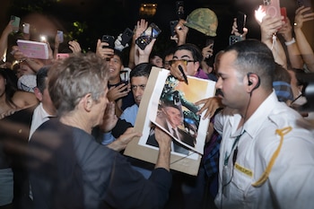 Dafoe firma autógrafos con fanáticos