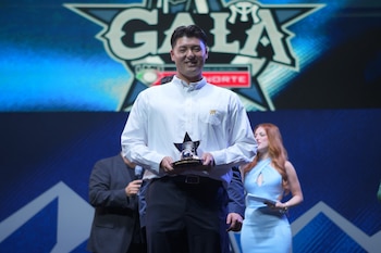 Tomohiro Anraku recibiendo el premio al Relevista del año. (Liga Mexicana de Beisbol)