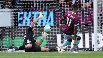 Asistencia de arco a arco en un gol y una atajada clave: el show de Dibu Martínez en el empate del Aston Villa