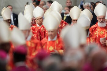 El cardenal Robert Prevost asiste