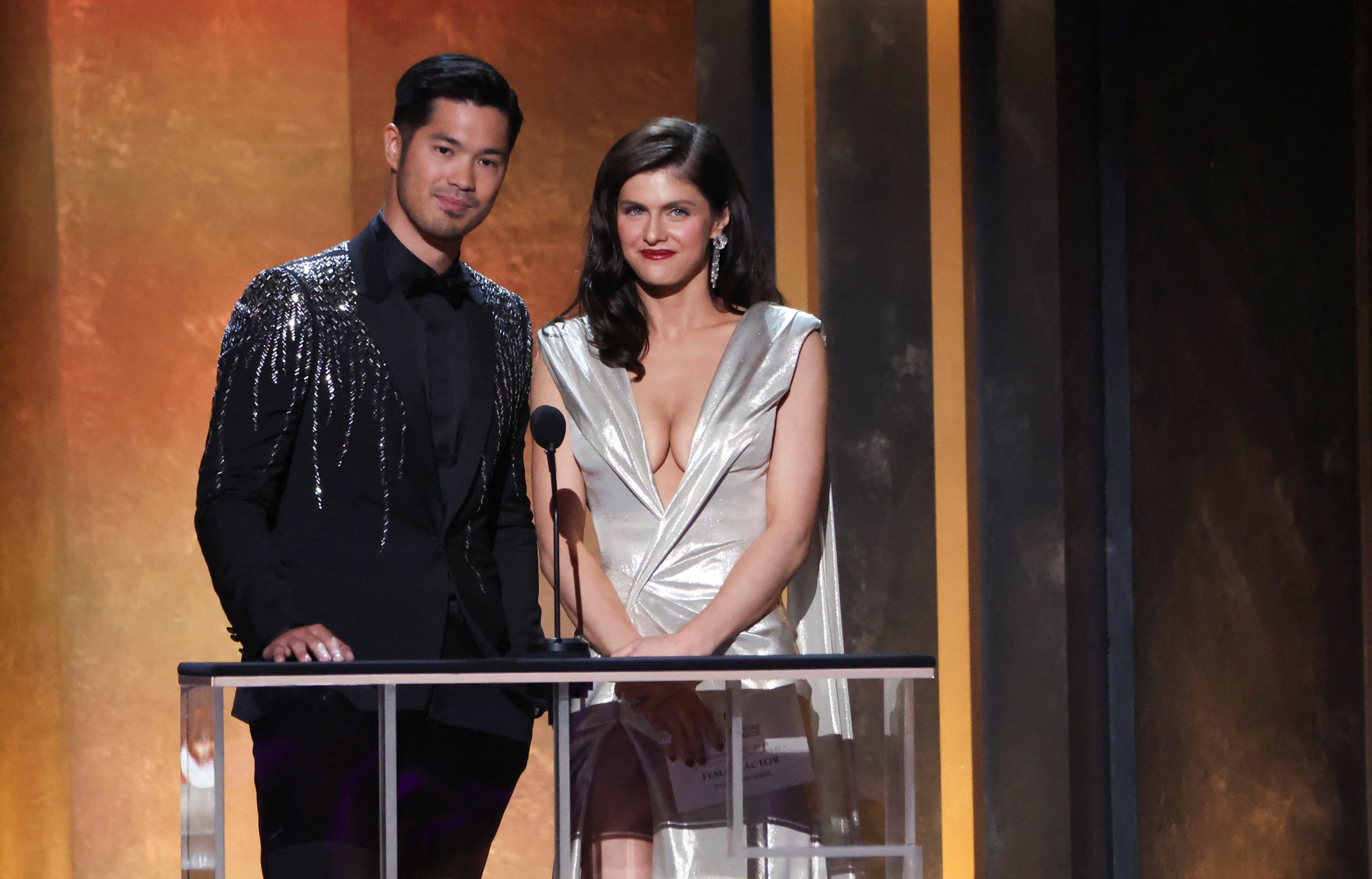 ARCHIVO: Alexandra Daddario y Ross Butler en el escenario de la 28ª edición de los Premios del Sindicato de Actores en Santa Mónica, California, el 27 de febrero de 2022. (REUTERS/Mario Anzuoni)