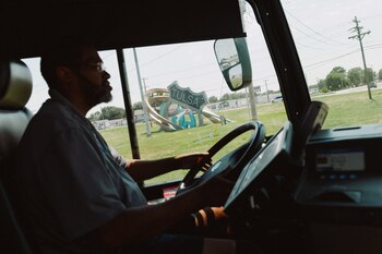 El conductor Winford Harris conduce