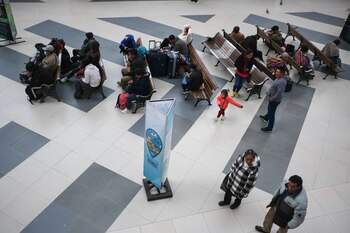 Pasajeros esperan en la terminal