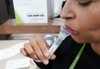 En los Estados Unidos, 26 millones de personas han realizado exámenes genéticos directos al consumidor. (REUTERS/George Frey)