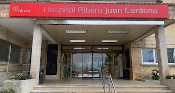 La conductora y la acompañante del coche afectado recibieron asistencia médica y tratamiento de rehabilitación en el Hospital Ribera Juan Cardona. (Google Maps)