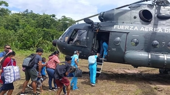 Fuerza Aérea evacúa niños y lleva médicos a zona afectada por tos ferina en Loreto