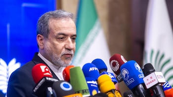 El Canciller iraní llegó a Pakistán en medio de la incertidumbre sobre una posible reunión con los enviados de Donald Trump