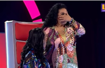 Eva Ayllón se emociona con