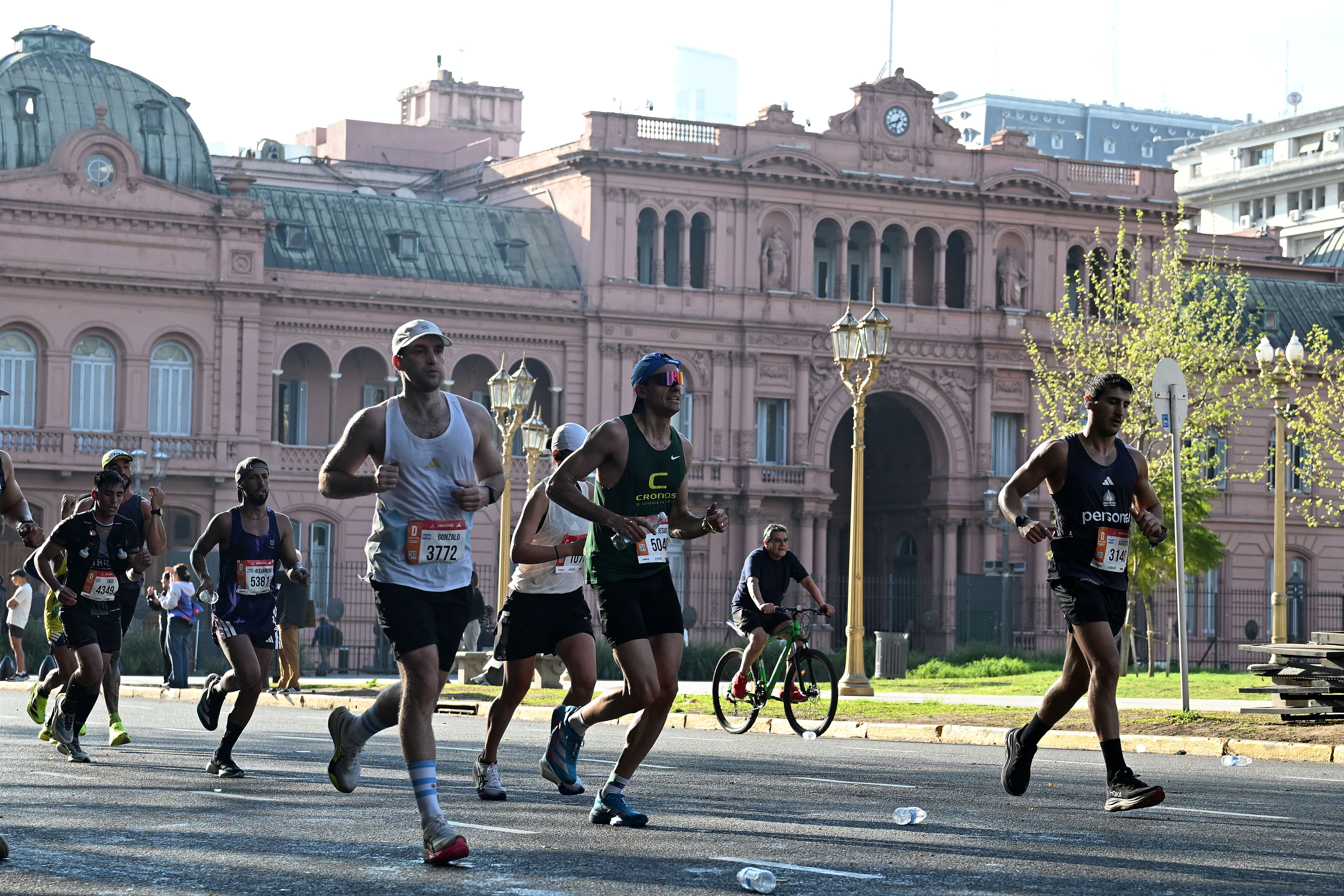 La Casa Rosada formó parte del recorrido de la Maratón de Buenos Aires antes del avance de los corredores hacia La Boca