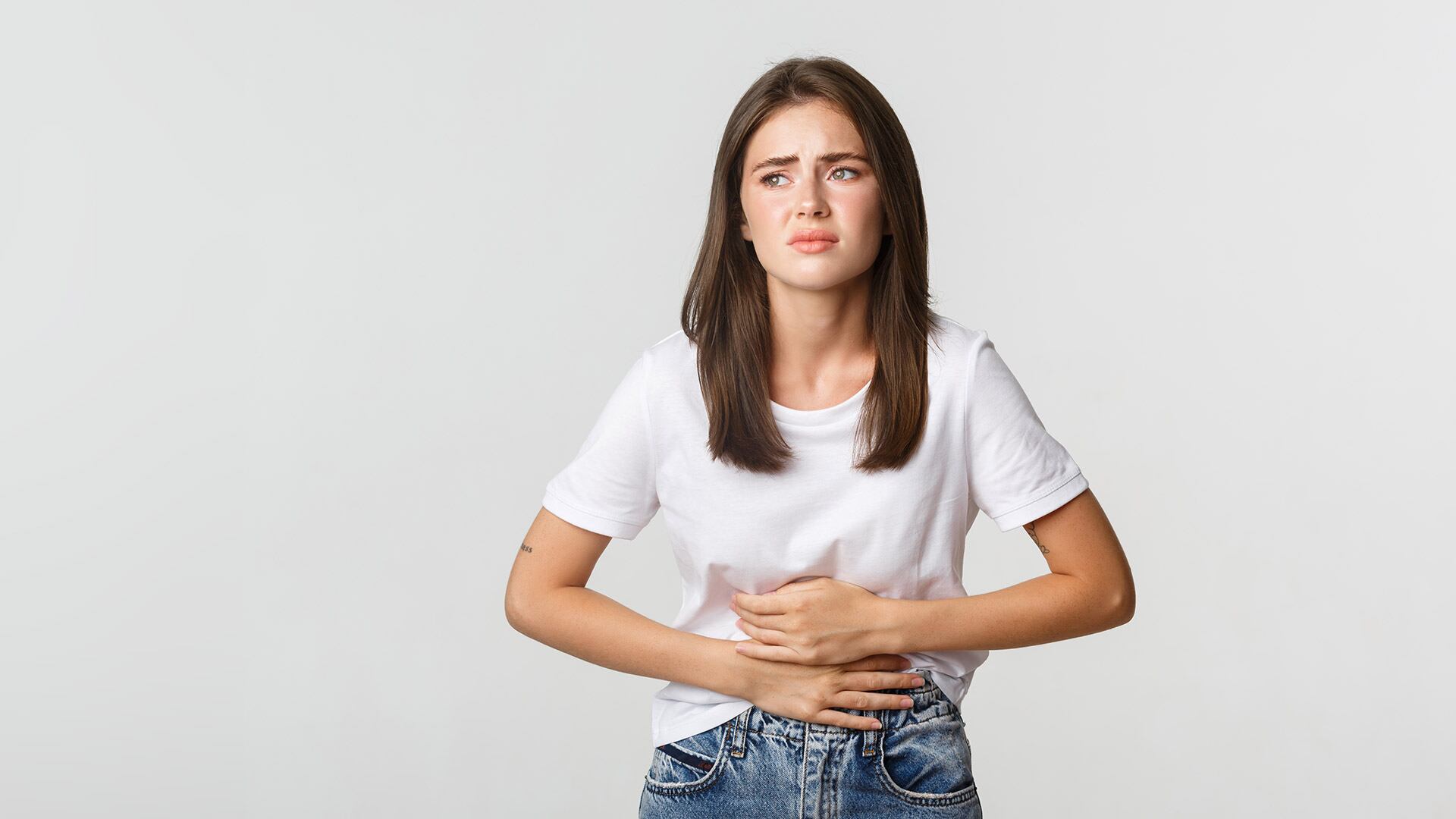 En algunas situaciones clínicas, un profesional de atención médica puede recomendar reducir la fibra, según detalla Mayo Clinic (Freepik)