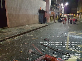 El incendio afectó tres locales comerciales, incluyendo una papelería y un espacio vacío, según reportaron los bomberos de Cali - crédito Bomberos Cali