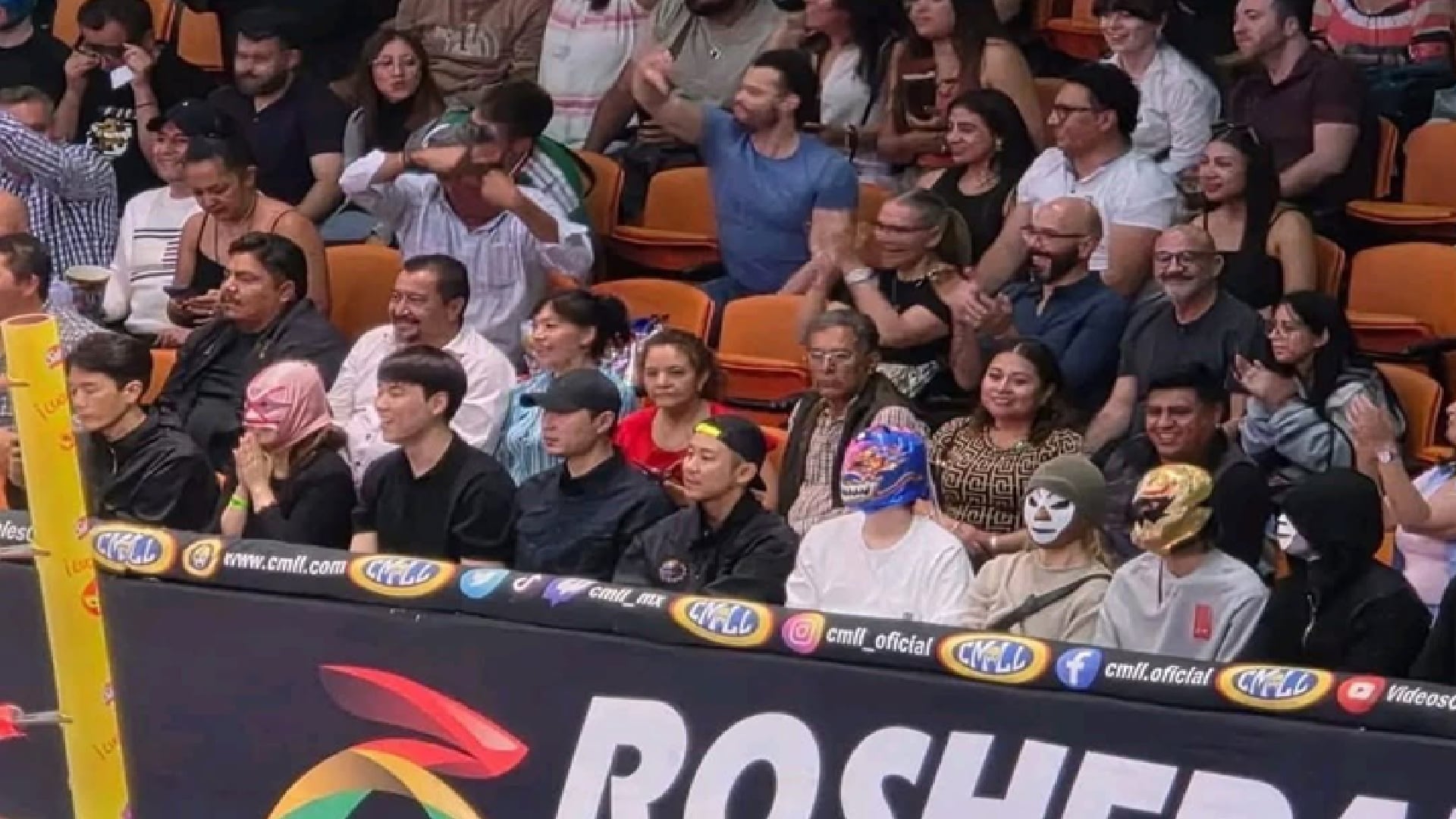 Miembros del grupo BTS hacen presencia en función de lucha libre en la Arena México (Conexion interna/FB)