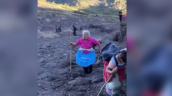 ¡El espíritu no envejece! La abuela que conquistó el volcán más difícil de El Salvador descalza y en sandalias