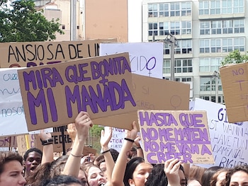 "Hasta que no me maten no me van a creer", decía un cartel contra el fallo de la mañana en Barcelona, España, en mayo del 2018. Cuatro años después quitan un dibujo que dice que si una mujer no está muerta no le creen.