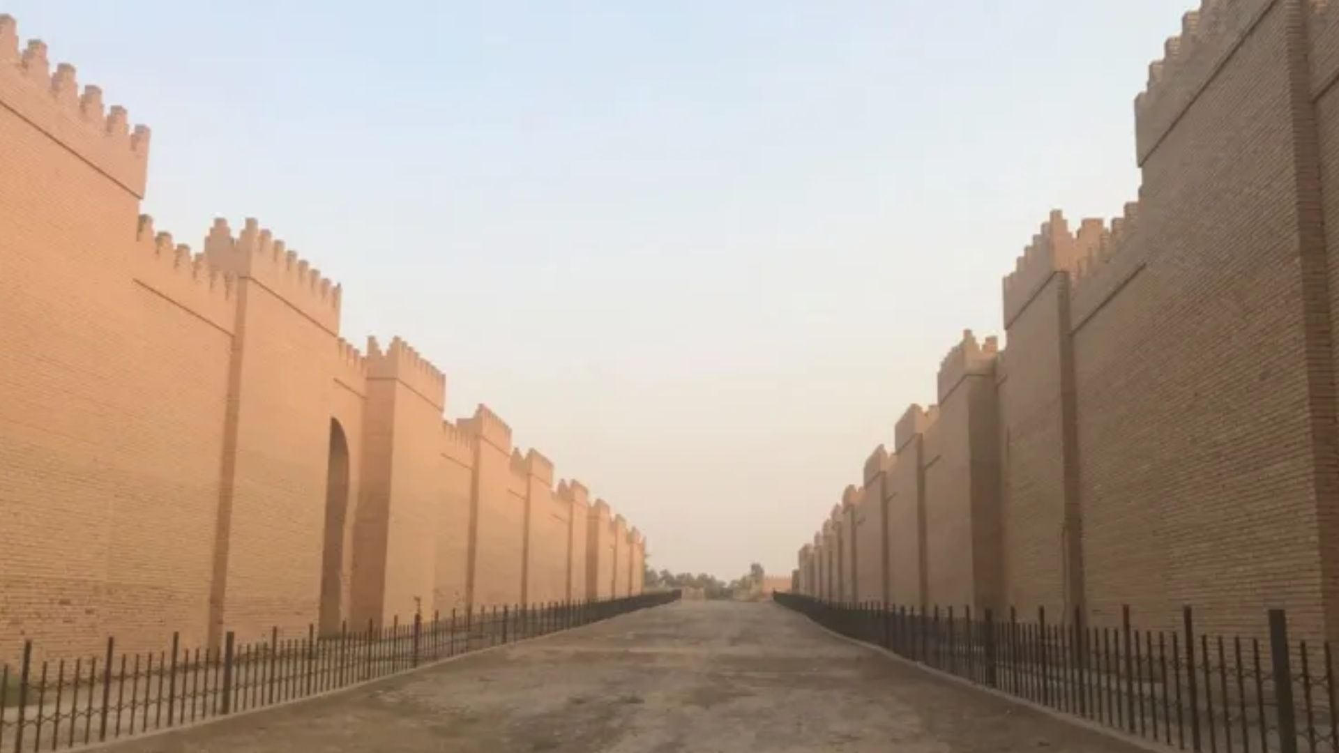 Nuevas pruebas arqueológicas y tecnológicas muestran cómo ingenieros antiguos lograron estructuras monumentales, validando relatos ancestrales y reconstruyendo la imagen de la metrópolis mesopotámica(foto: Qahtan Al-Abeed/UNESCO)