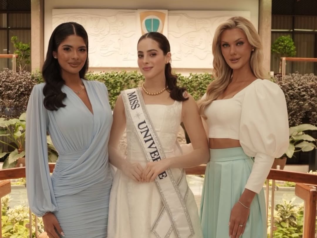 El evento reunió por primera vez a las tres últimas soberanas universales. Sheynnis Palacios (Miss Universo 2023, Nicaragua) ofició como conductora junto a Omar Cascante. Victoria Kjær Theilvig (Miss Universo 2024, Dinamarca) integró el panel de jurados (Fátima Bosch/ Instagram)