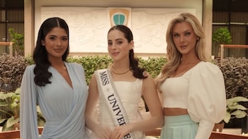 Miss Universo Fátima Bosch hace acto de fe de rodillas durante su visita a Costa Rica
