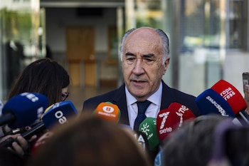 23/10/2026 El alcalde de Algeciras (Cádiz), José Ignacio Landaluce, atiende a los medios de comunicación tras prestar declaración en los Juzgados de Algeciras. A 23 de octubre de 2026 en Algeciras, Cádiz (Andalucía, España).La alcalde de Algeciras (Cádiz), José Ignacio Landaluce, ha declarado en la mañana de hoy ante la jueza del Juzgado de Violencia sobre la Mujer número 2 de la localidad por un presunto delito contra la libertad sexual. A su salida, en declaraciones a los periodistas, ha insistido en que es "inocente", ha deseado "celeridad en la justicia".
POLITICA
Samuel Vega - Europa Press