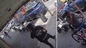 Un empleado de una hamburguesería