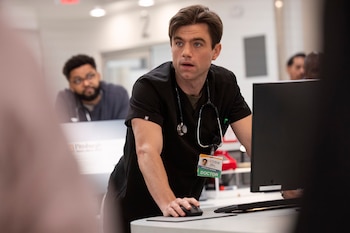 Patrick Ball admitió que si no fuera por su papel en The Pitt, seguiría con problemas financieros. (Captura de video)