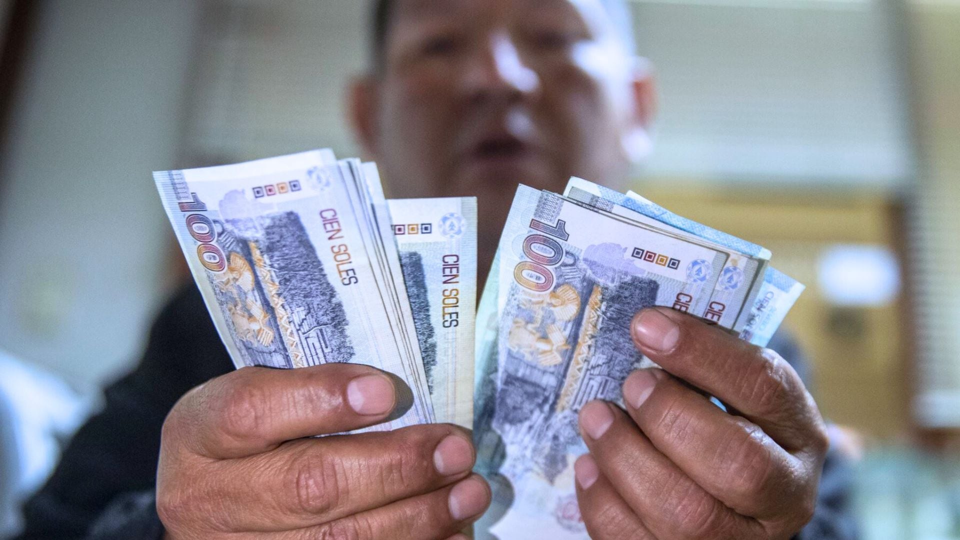 Buscan que trabajadores públicos reciban doble sueldo en julio y diciembre: También para los CAS