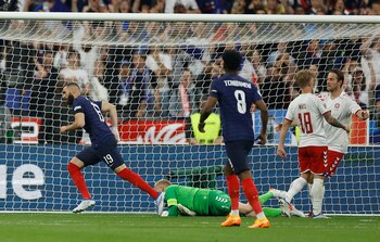 Soccer Football - UEFA Nations League - Group A - France v Denmark - Stade de France, Saint-Denis, France - June 3, 2022 France's Karim Benzema celebrates scoring their first goal REUTERS/Christian Hartmann