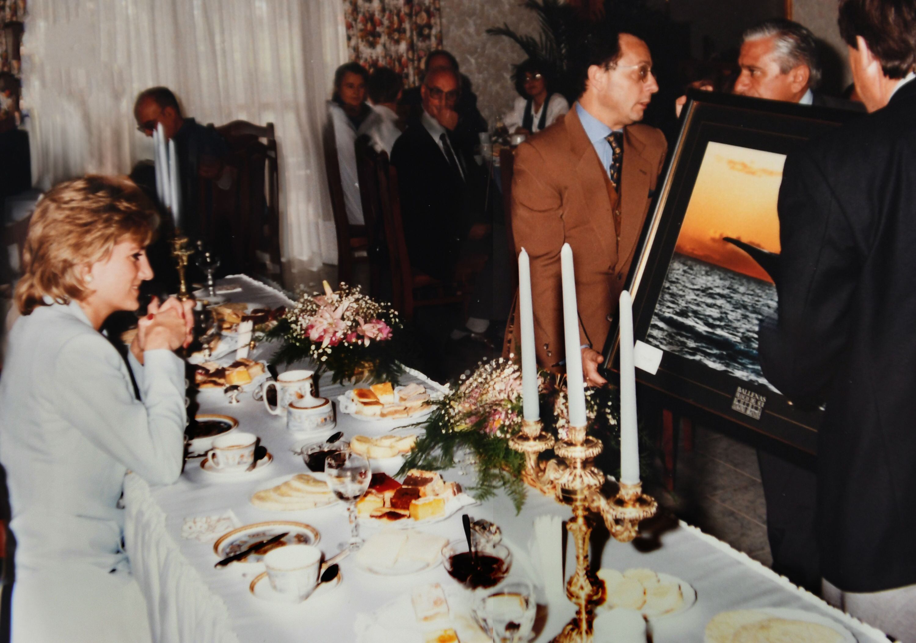 Lady Di toma té galés en la tradicional mesa servida especialmente para su visita y recibe de regalo la foto de una ballena tomada por Bonetti