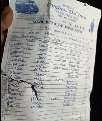 Miniván se estrella contra volquete