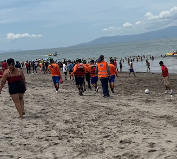 Las autoridades refuerzan las acciones para que los visitantes de las playas del Pacífico hondureño actúe con prudencia./(COPECO)