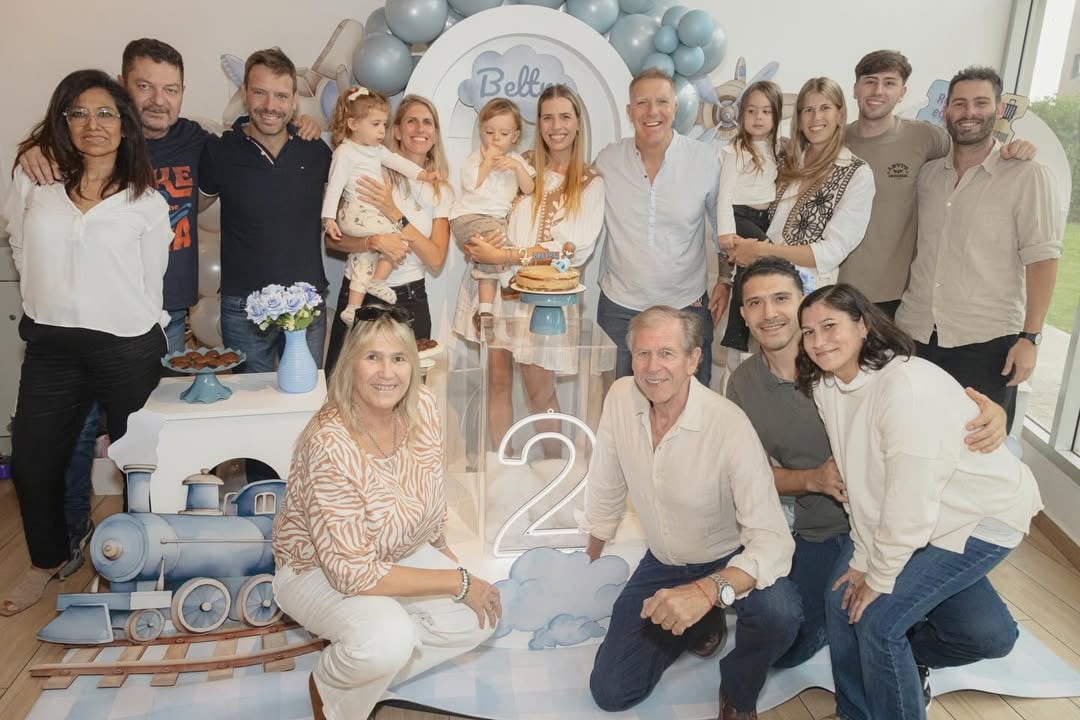 Familiares y amigos se reúnen en un ambiente decorado con globos y aviones para celebrar a Beltrán