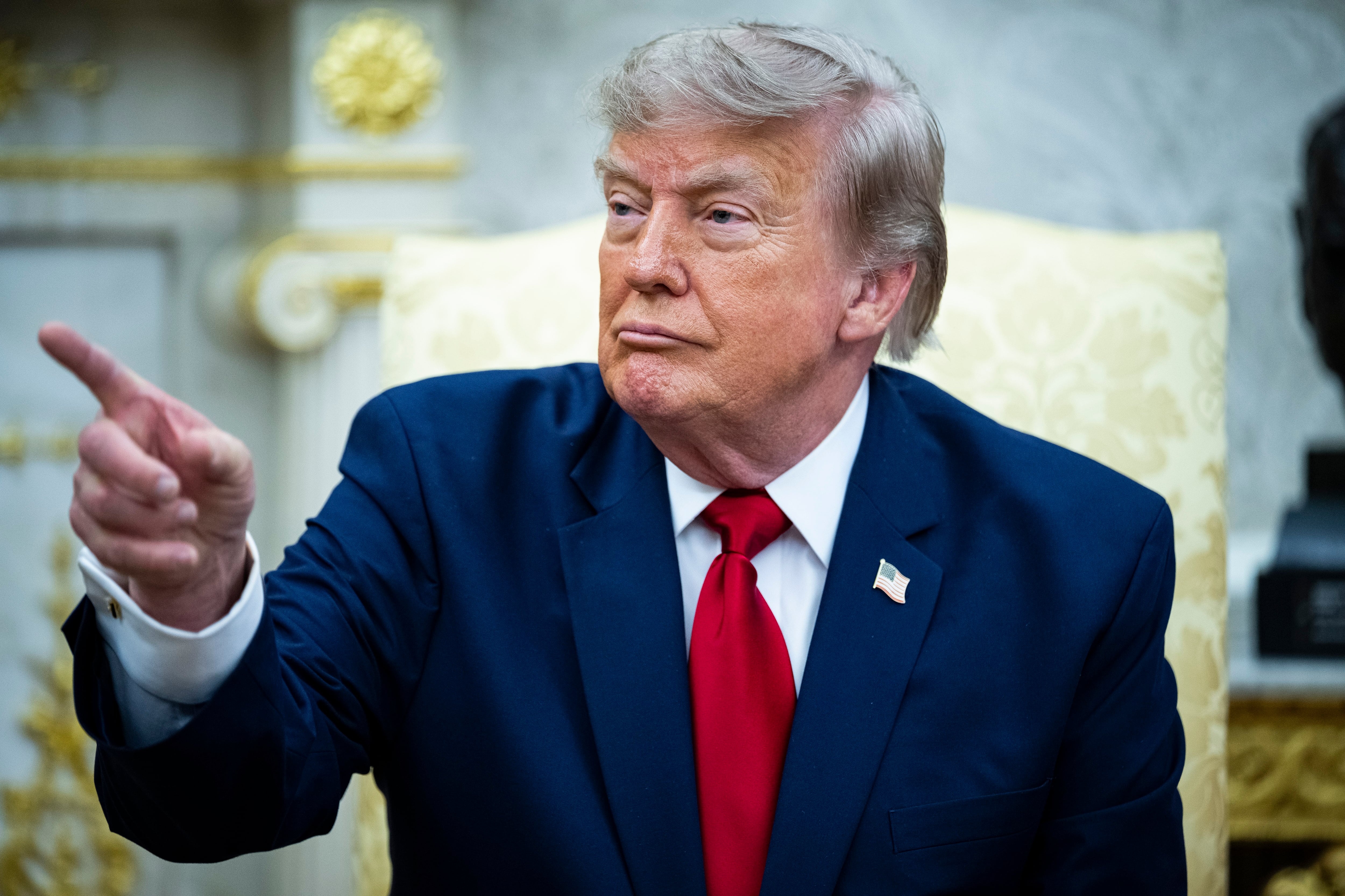 El anverso de la nueva moneda incluye el retrato de Trump, la palabra LIBERTY, las fechas 1776-2026 y la inscripción IN GOD WE TRUST (EFE/EPA/GRAEME SLOAN/POOL).